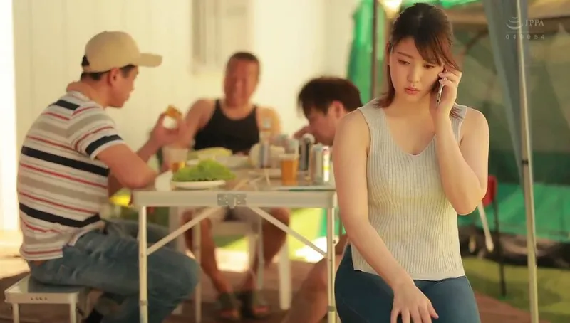 Người chồng khờ để cô vợ tham gia sự kiện cắm trại với mấy gã cạnh bên nhà và cái kết