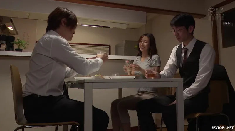 đến nhà tiền bối ở nhờ, làm nhục luôn bà xã sếp